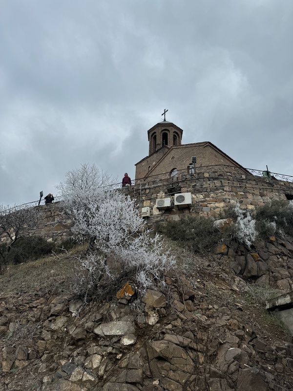 Church on a cliff in winter — Kojori